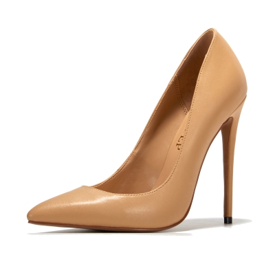 Vestiti color carne, scarpe con tacco a spillo, scarpe opache, scarpe a punta e tacchi alti
